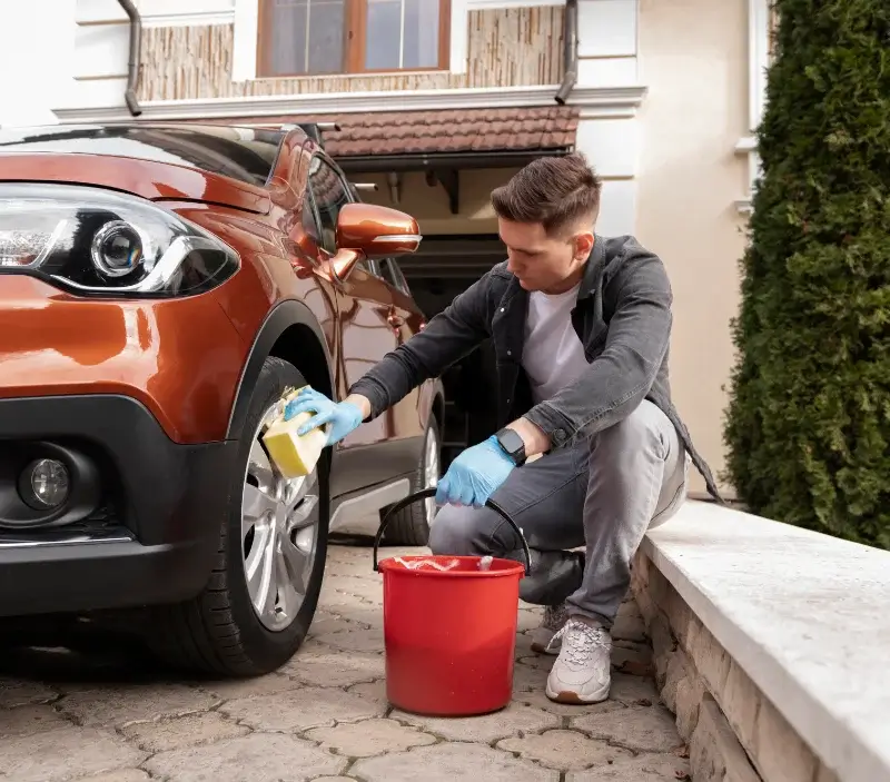 Lavage auto à domicile Quincampoix : professionnel intervenant sur un véhicule